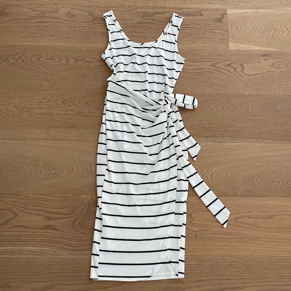 Women's Wrap Tie Scoop Neck Sleeveless Dress. White With Black Stripes. Small.